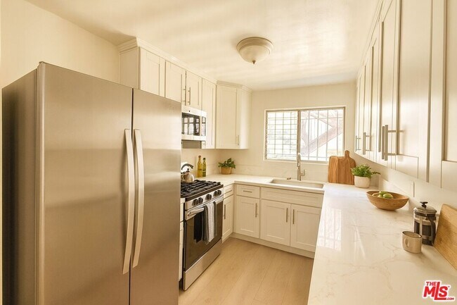 925 S Holt Ave in Los Angeles, CA - Building Photo - Building Photo