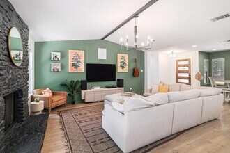 2205 Trede Dr in Austin, TX - Foto de edificio - Building Photo