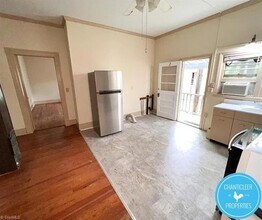 305 Oakwood St, Unit 2 in High Point, NC - Foto de edificio - Building Photo