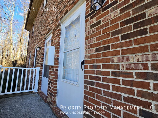 753 E Gay St in Harrisonburg, VA - Foto de edificio - Building Photo