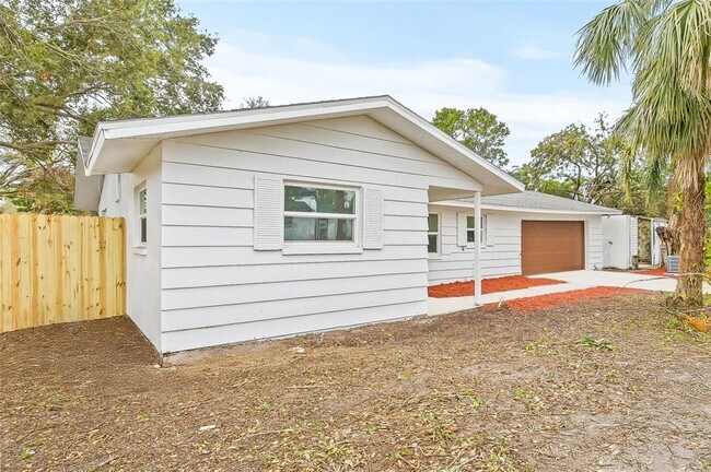 2255 S Lagoon Cir in Clearwater, FL - Building Photo - Building Photo