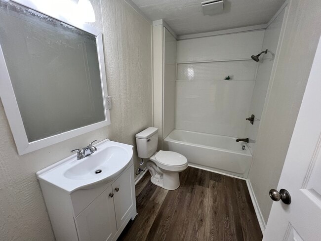 1221 Georgia St, Unit B