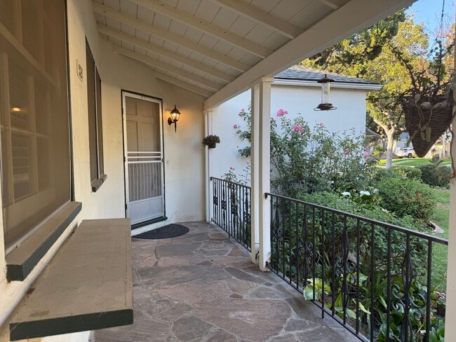 321 N Griffith Park Dr in Burbank, CA - Building Photo - Building Photo