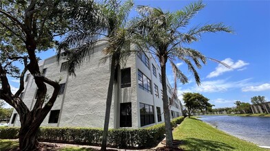 10350 E Clairmont Cir in Tamarac, FL - Building Photo - Building Photo