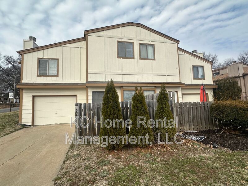 9000 E 85th Pl in Raytown, MO - Foto de edificio