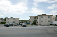 1315-1345 W 29th St in Hialeah, FL - Foto de edificio - Building Photo