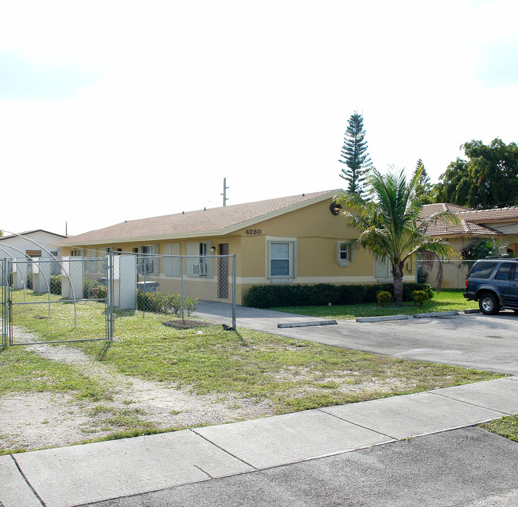 4230 SW 18th St in Hollywood, FL - Building Photo