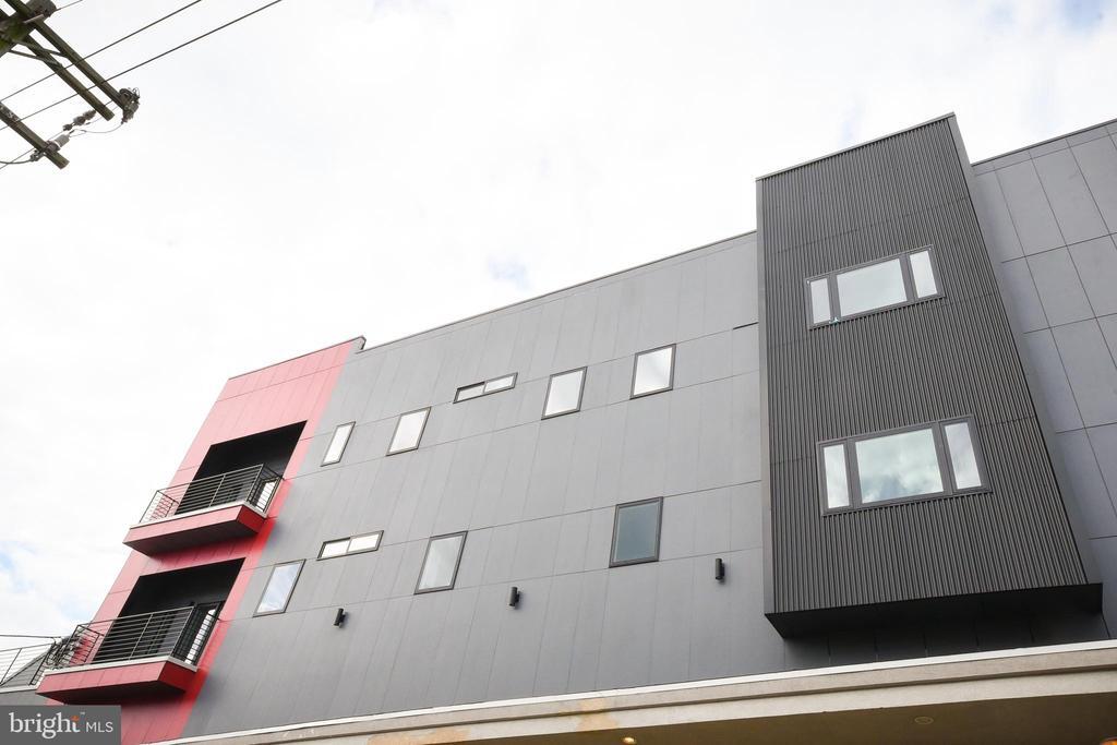 6162 Ridge Ave in Philadelphia, PA - Building Photo