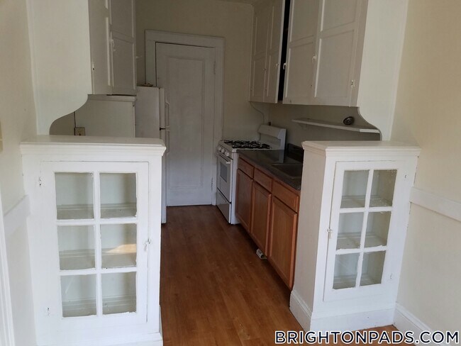 2045 Commonwealth Avenue in Boston, MA - Building Photo - Building Photo