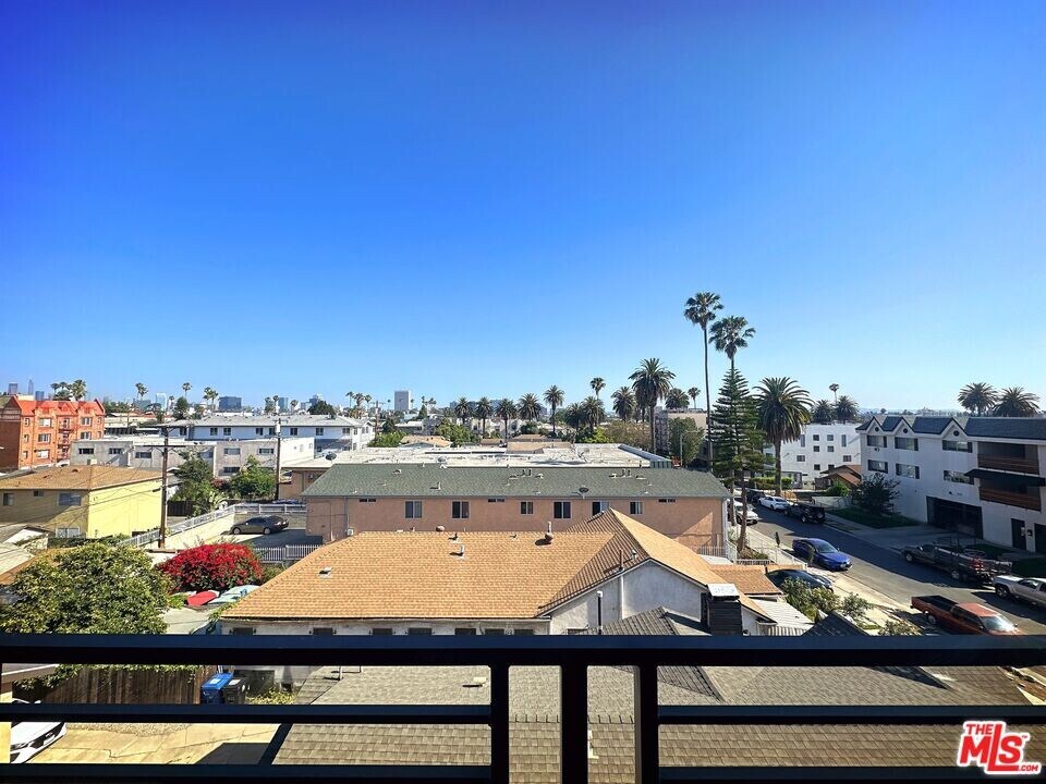552 N Hobart Blvd in Los Angeles, CA - Building Photo
