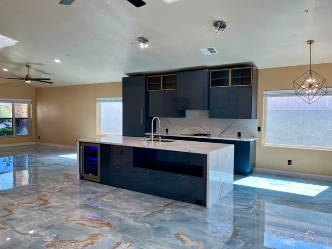 8709 E Gail Rd in Scottsdale, AZ - Building Photo - Building Photo