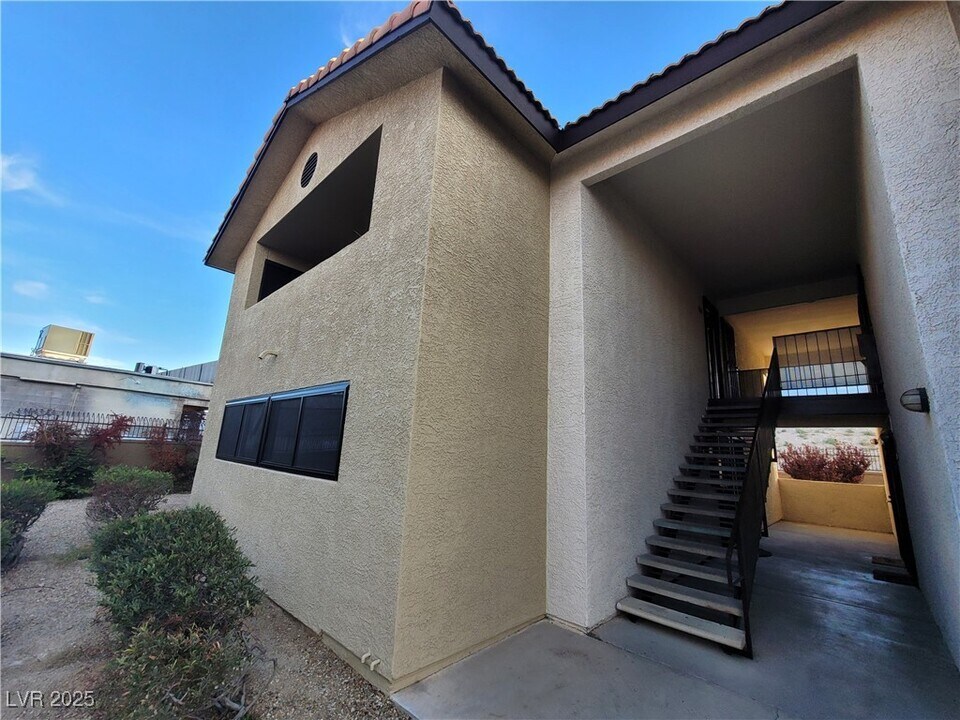 2451 N Rainbow Blvd in Las Vegas, NV - Building Photo