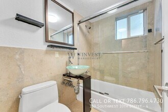 150 SW 10th St in Miami, FL - Building Photo - Building Photo