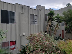 4979 Auburn Dr in San Diego, CA - Building Photo - Primary Photo