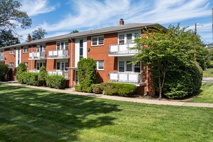 Buckingham Court Gardens in Nanuet, NY - Building Photo