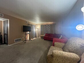 6135 Knoll Wood Rd, Unit 1B in Willowbrook, IL - Building Photo - Building Photo