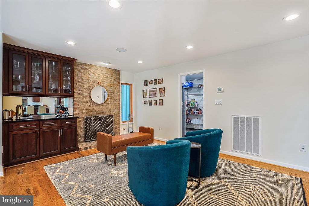 10408 Hunter Ridge Dr in Oakton, VA - Building Photo