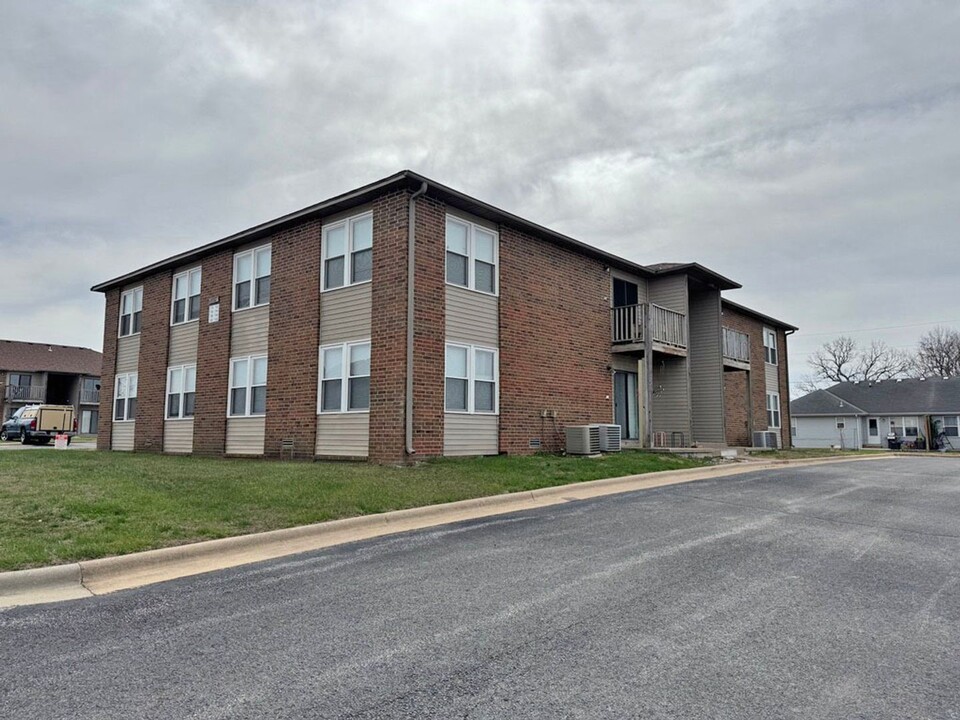 716 Brett Cir in Nixa, MO - Foto de edificio