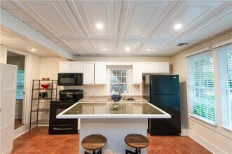 554 E Main Rd in Middletown, RI - Foto de edificio - Building Photo