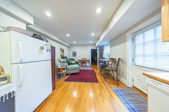 1720 Beacon St, Unit 1 in Brookline, MA - Foto de edificio - Building Photo