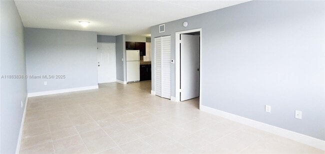 6195 NW 186th St in Hialeah, FL - Building Photo - Building Photo