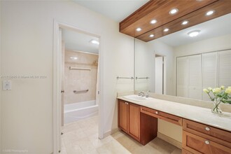 9801 Collins Ave, Unit 19H in Bal Harbour, FL - Building Photo - Building Photo