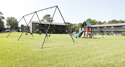 Pinewoods Apartments in Lafayette, LA - Foto de edificio - Building Photo