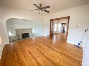 9 S Van Buren St, Unit A in Batavia, IL - Foto de edificio - Building Photo
