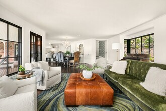 11 Enatai Dr in Bellevue, WA - Building Photo - Building Photo