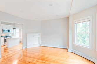 394 Centre St, Unit 3 in Boston, MA - Foto de edificio - Building Photo