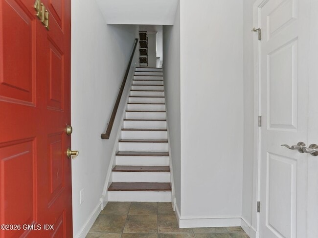 453 E Putnam Ave, Unit 4H in Cos Cob, CT - Foto de edificio - Building Photo