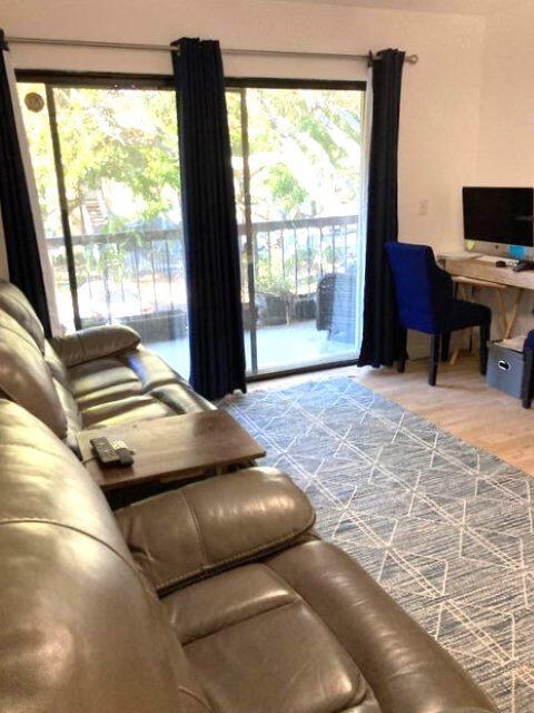 3402 Gardens E Dr in Palm Beach Gardens, FL - Foto de edificio