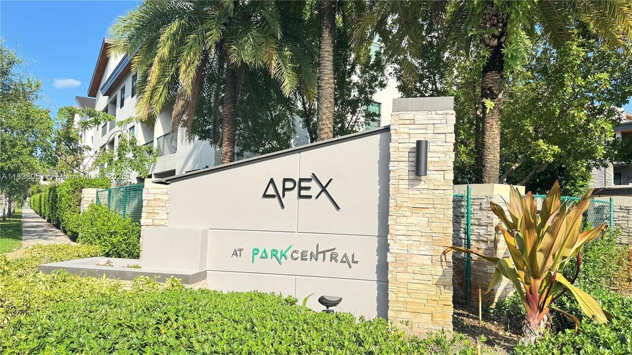 8005 NW 104th Ave in Doral, FL - Building Photo