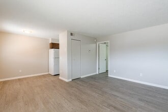 209 N Woodland Dr in Radcliff, KY - Building Photo - Building Photo
