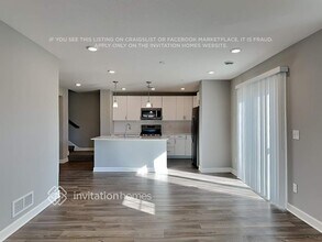 10922 Glacier Ln N in Maple Grove, MN - Foto de edificio - Building Photo