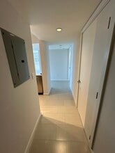 221 NE 19th St, Unit B2 in Miami, FL - Foto de edificio - Building Photo
