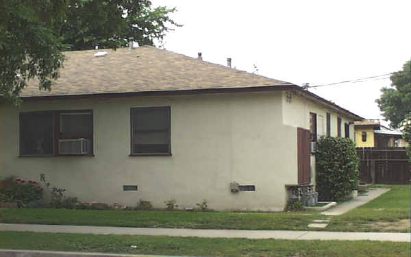 7002 Hazeltine Ave in Van Nuys, CA - Building Photo - Building Photo