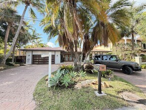 3200 NE 165th St in North Miami Beach, FL - Building Photo - Building Photo