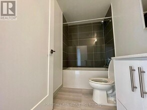 105 Oneida Crescent in Richmond Hill, ON - Building Photo - Building Photo
