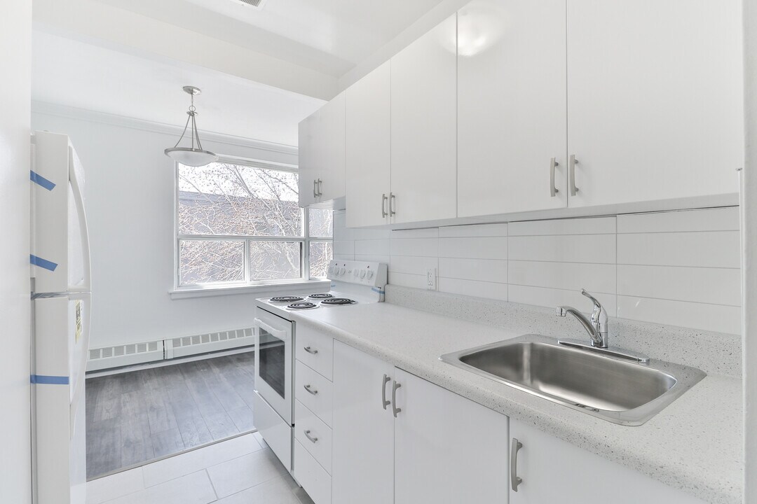 46 Saranac Blvd in Toronto, ON - Building Photo
