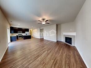 1055 Riggs Dr E in Enumclaw, WA - Foto de edificio - Building Photo