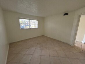 8000 Fairview Dr, Unit 102 in Tamarac, FL - Building Photo - Building Photo