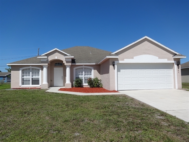 1649 SW Morelia Ln in Port St. Lucie, FL - Foto de edificio