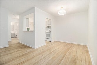 300 Johnson Ferry Rd in Atlanta, GA - Foto de edificio - Building Photo