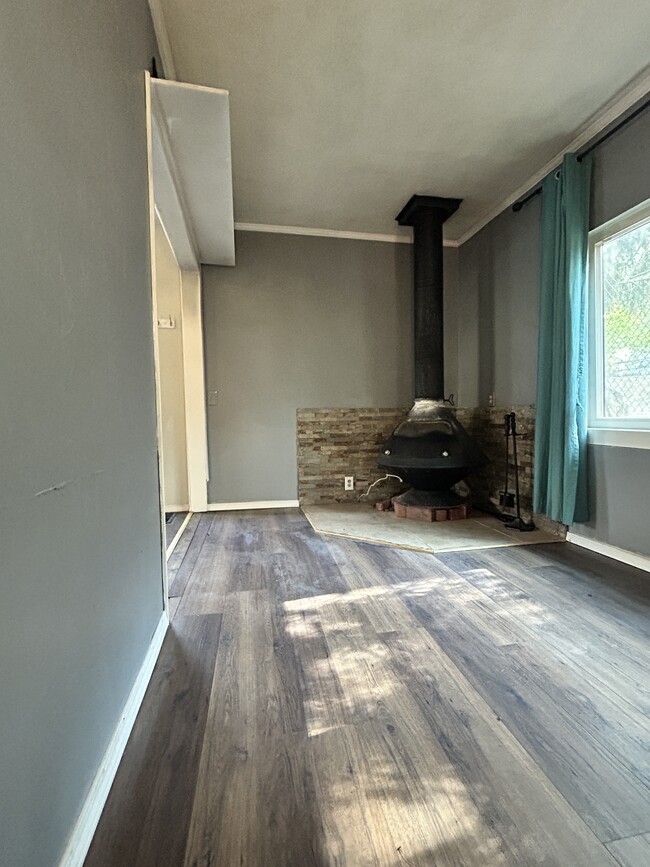22008 Crest Forest Dr in Crestline, CA - Building Photo - Building Photo