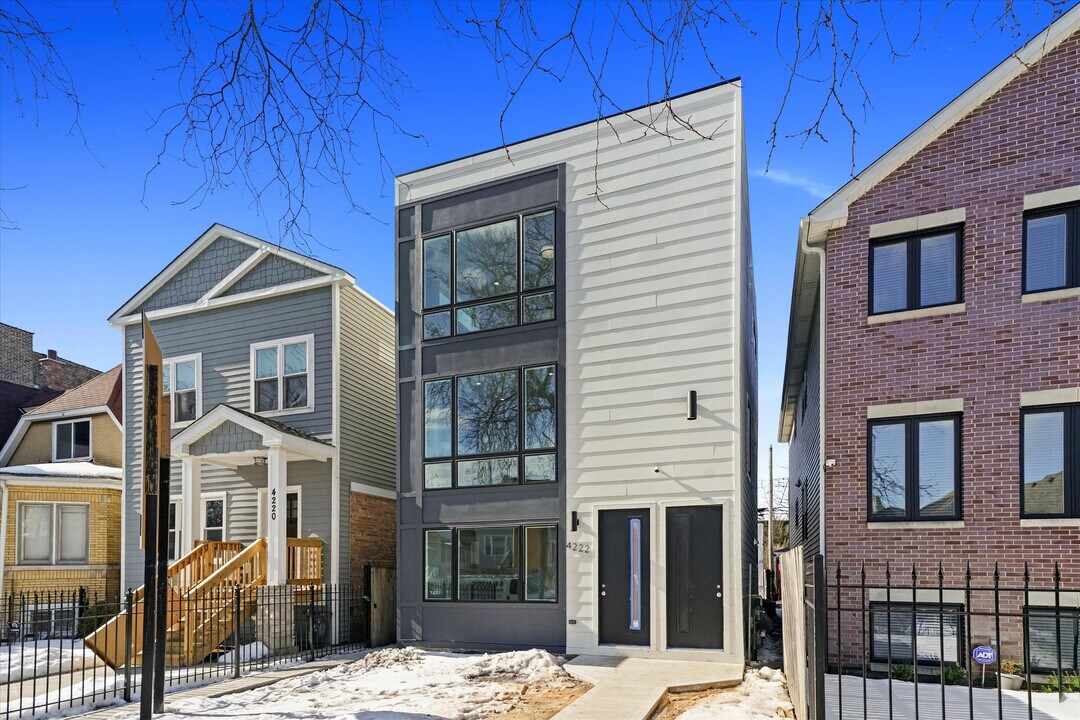 4222 N Bernard St in Chicago, IL - Building Photo