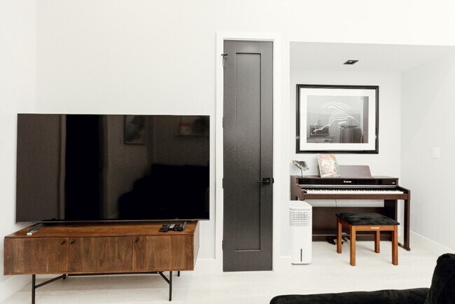 Large 1 bedroom with additional sleep loft in New York, NY - Building Photo - Building Photo