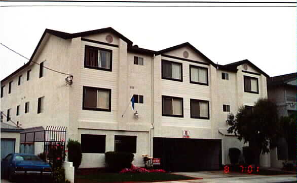 11430 Cedar Ave in Hawthorne, CA - Building Photo