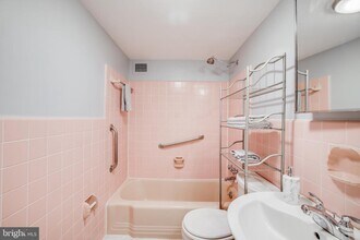 4201 Cathedral Ave NW, Unit 312E in Washington, DC - Building Photo - Building Photo