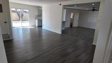 401 San Carlos Dr in Grand Prairie, TX - Building Photo - Building Photo